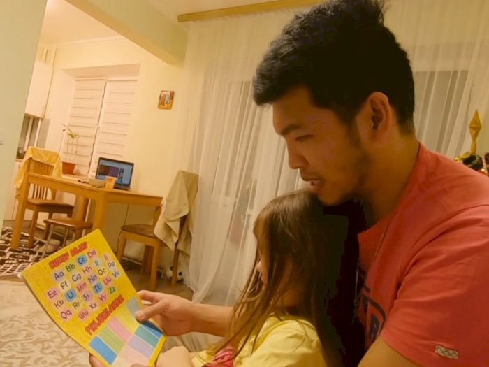 Tonton Aksi YouTuber Benni Sitanggang Ajari Anak Bulenya Berhitung Pakai Bahasa Batak