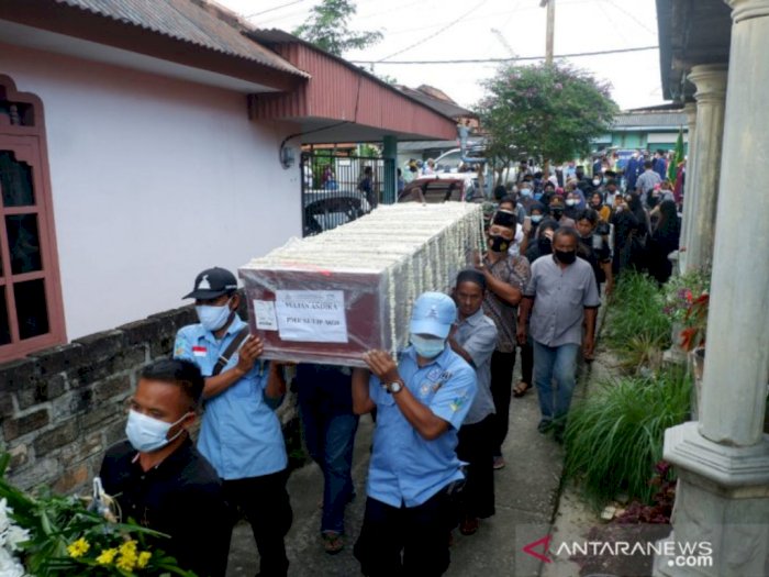 Ratusan Orang Ramai-ramai Antarkan Jenazah Pramugara Sriwijaya Air ke Pemakaman