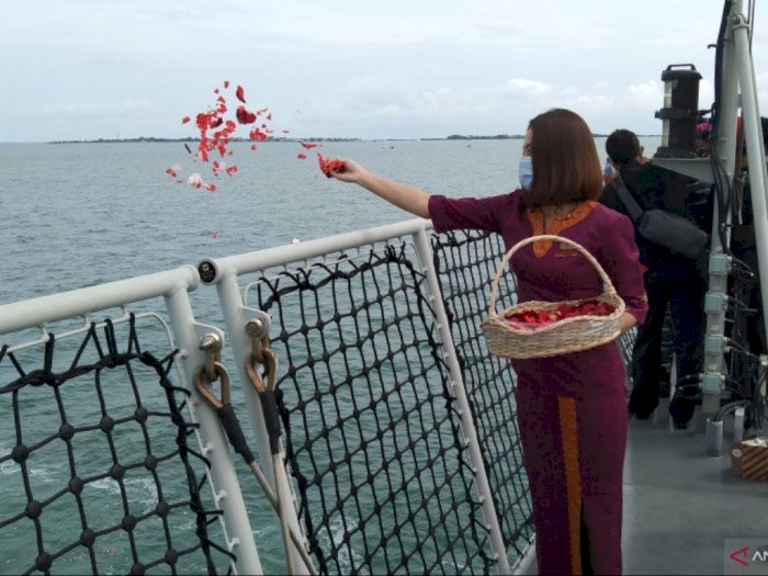 Operasi SAR Dihentikan, Keluarga Korban Sriwijaya Air Tabur Bunga di Kepulauan Seribu