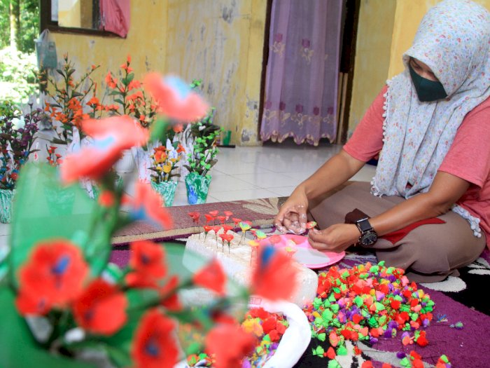 FOTO: Kerajinan Bunga dari Benang Obras di Aceh Barat