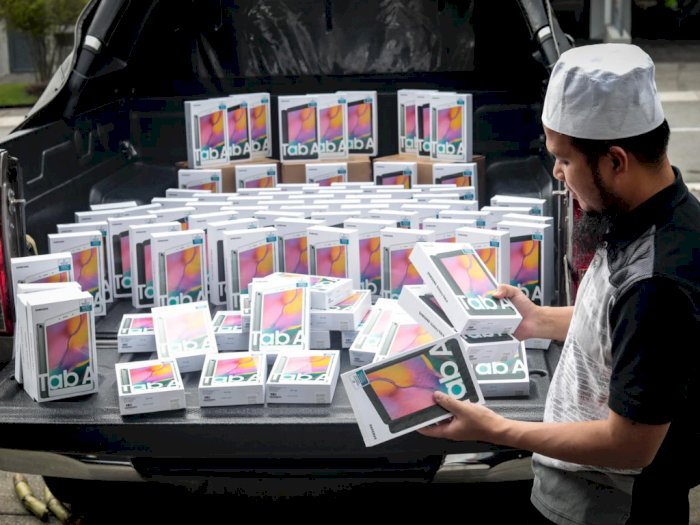 Salut! Ustaz Ebit Lew Donasikan 100 Tablet untuk Pelajar yang Kesulitan Ikuti Kelas Daring