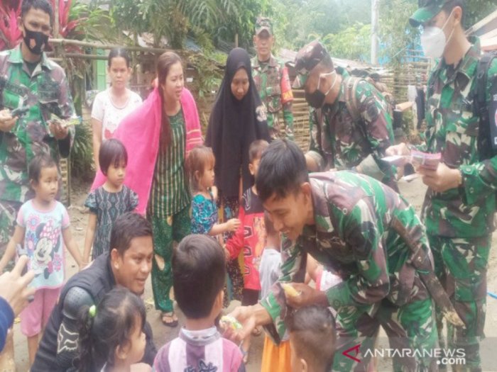 TNI Bantu Lakukan Trauma Healing ke Anak-anak di Lokasi Banjir Kalsel