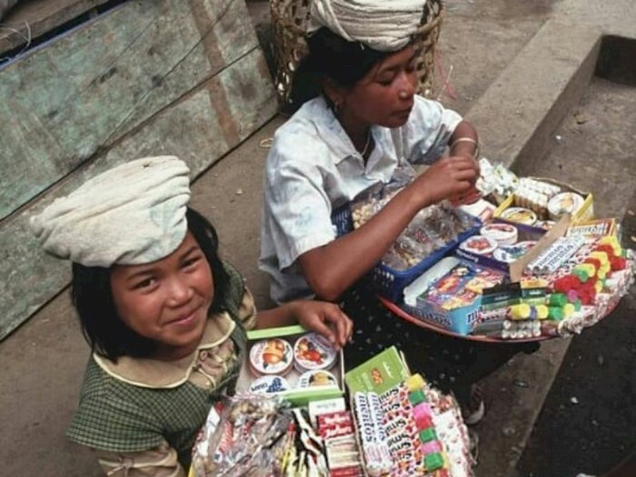Viral Foto Jadul Pedagang Cilik di Bali 1996, Netizen Malah Fokus ke Permen 'Favorit' Ini
