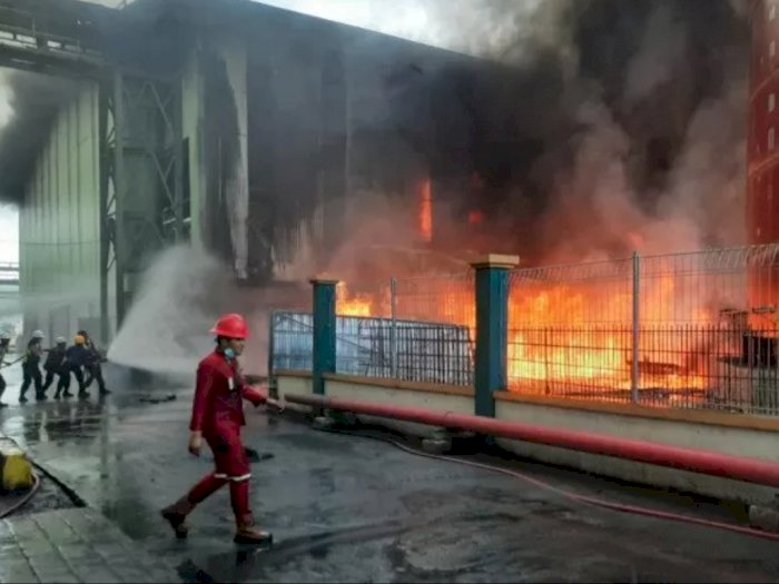 120 Personel dan 12 Mobil Damkar Dikerahkan Padamkan Kebakaran Gudang CPO di  Teluk Bayur