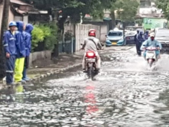 Hujan Deras Guyur Jakarta, Waduk di Kantor Bea Cukai Meluap