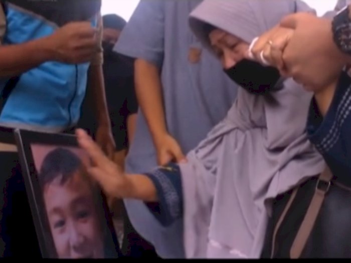 Viral Wanita Berhijab Nangis di Pemakaman Penumpang Sriwijaya Air, Maafkan Nenek Nak!