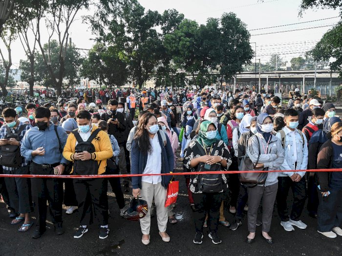 FOTO: Antrean Penumpang di Stasiun Bekasi