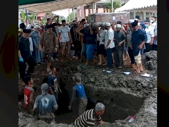 Viral Pemakaman Satu Keluarga Korban Sriwijaya Air, Netizen Salfok Liang Lahat Penuh Air