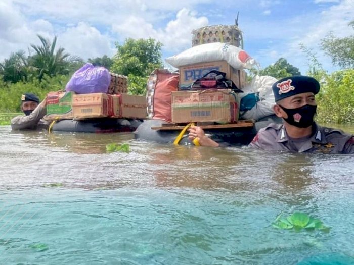 Viral Dua Polisi Gegana Satbrimob Antar Logistik Terobos Banjir Pakai Ban Karet di Kalsel