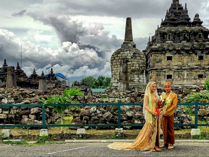 Viral Calon Pengantin Tetap Santai Foto Pre-Wedding saat Gunung Merapi Erupsi Siang Ini
