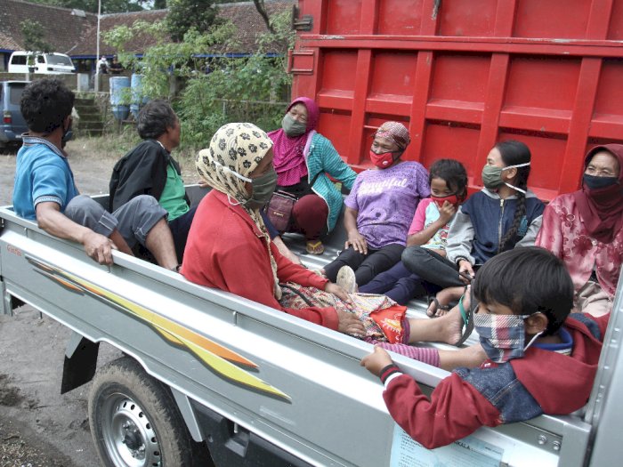 FOTO: Warga Turgo Lereng Merapi Mengungsi