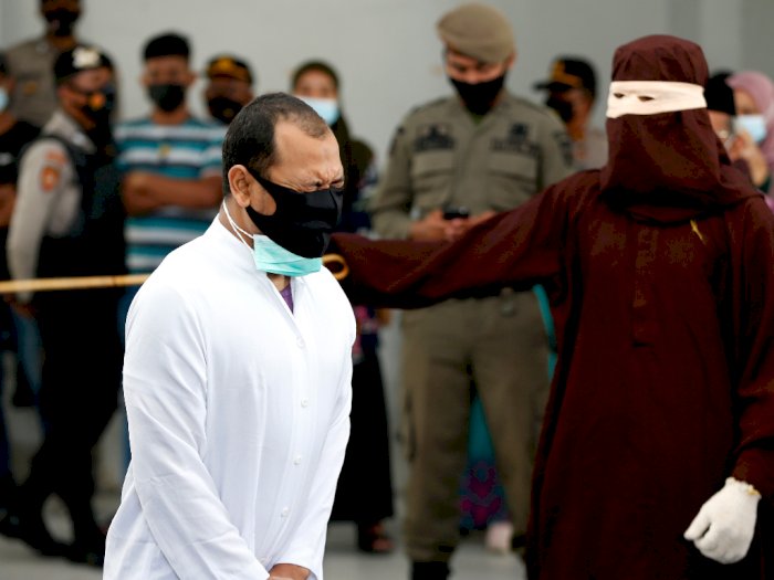 FOTO: Eksekusi Cambuk Pelanggar Hukum Syariat Islam di Aceh