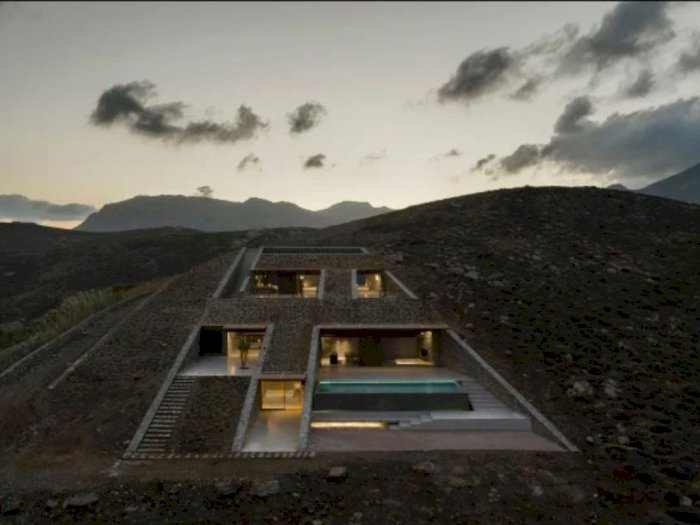 Keren! Rumah yang Dibangun di Tebing Yunani Terlihat Seperti Sarang Penjahat Bond