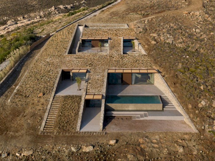 Rumah Estetik Penuh Nilai Seni Ini Dibangun di Tebing Yunani, Bak Markas James Bond