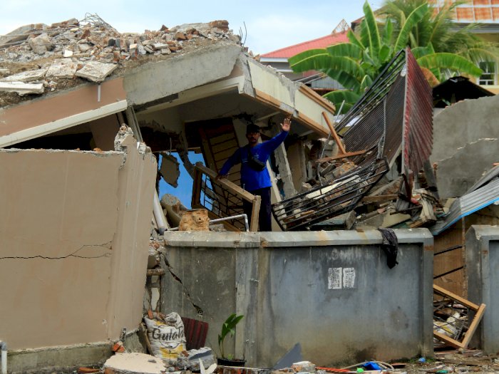 FOTO: Pembersihan Puing-puing Rumah Pascagempa Mamuju