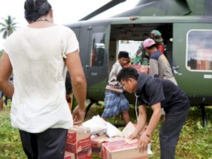 TNI Tembus Wilayah Terpencil dan Terisolasi di Mamuju untuk Salurkan Bantuan