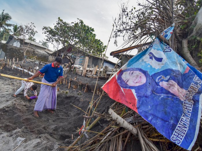 FOTO: Abrasi Pantai Mapak di Mataram
