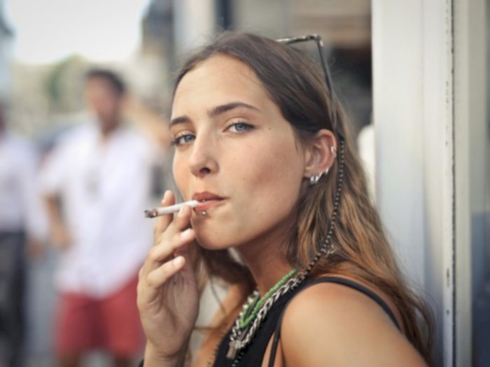 Risiko Bagi Perempuan Merokok, Lebih Parah dari Laki-laki