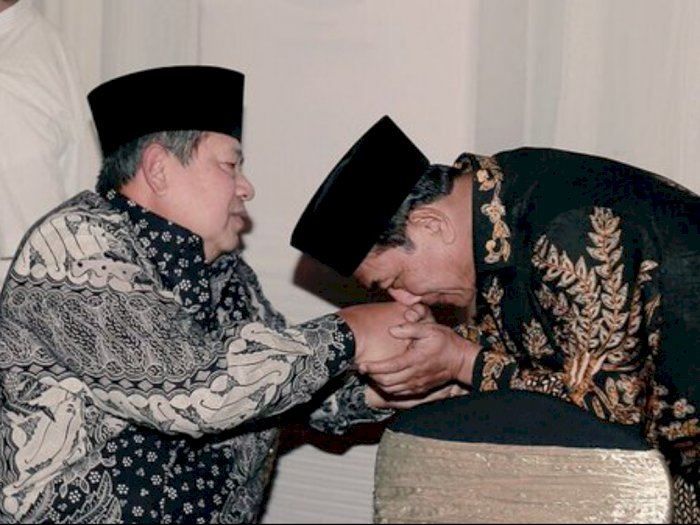 Beredar, Foto Diduga Mirip Kepala Staf Presiden Cium Tangan Mantan Presiden SBY