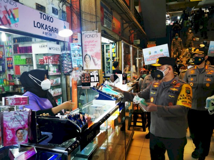 Pangdam Jaya dan Kapolda Metro Bagikan 1.000 Masker Gratis di Jakbar Hari Ini