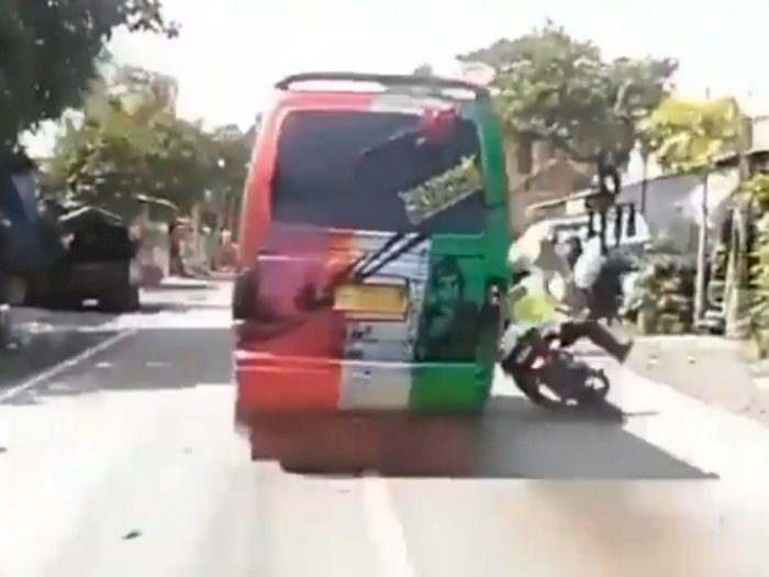 Niat Mau Menilang, Polisi Terkapar Disenggol Minibus di Probolinggo