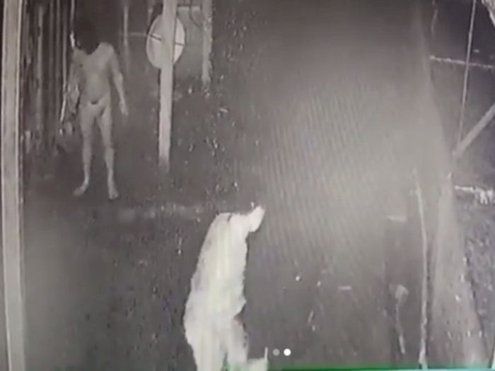 Aksi Pencuri Ayam Tanpa Busana di Sulsel Terekam Kamera CCTV, Netizen: Tuyul Jaman Now