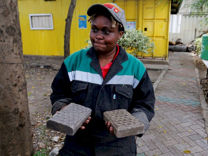 Inspiratif! Kisah Wanita di Kenya yang Mengubah Sampah Plastik Jadi 'Batu Bata'