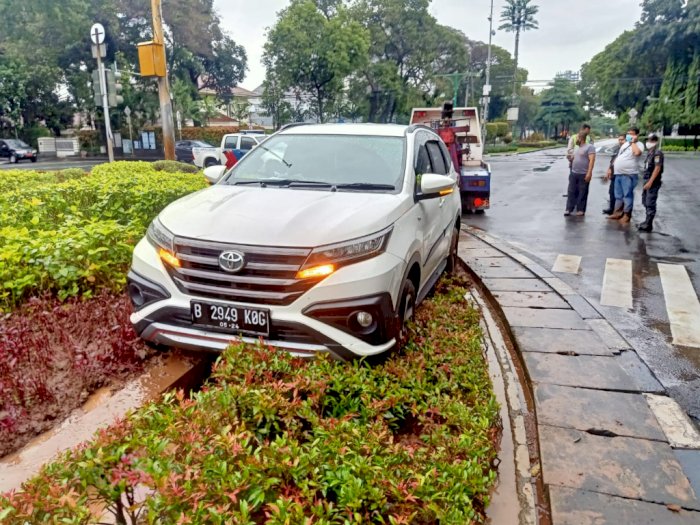 Hilang Kendali, Toyota Rush Ini Offroad di Menteng Jakpus