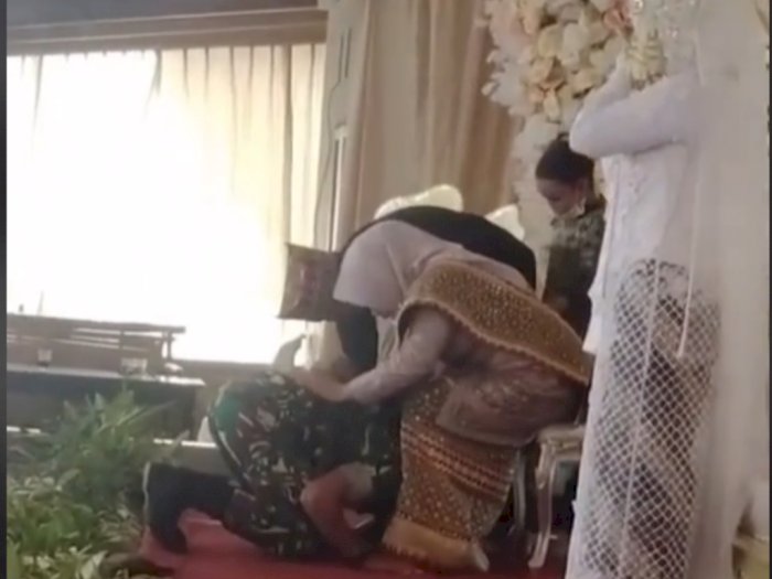 Viral Anggota TNI Nangis saat Hadir di Pernikahan Mantan, Cium Kaki Ibu Mempelai Wanita