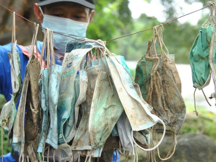 FOTO: Tumpukan Sampah Masker Medis di Sungai Ciliwung