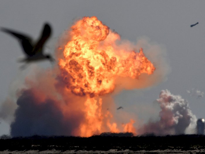 FOTO: Uji Coba Terbang SpaceX ke-2 Kembali Meledak
