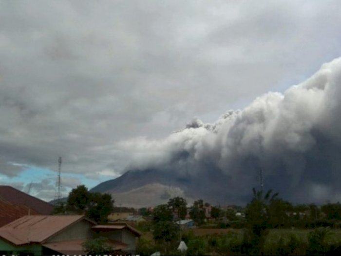 Guguran Abu Gunung Sinabung di Karo Capai 1.000 Meter