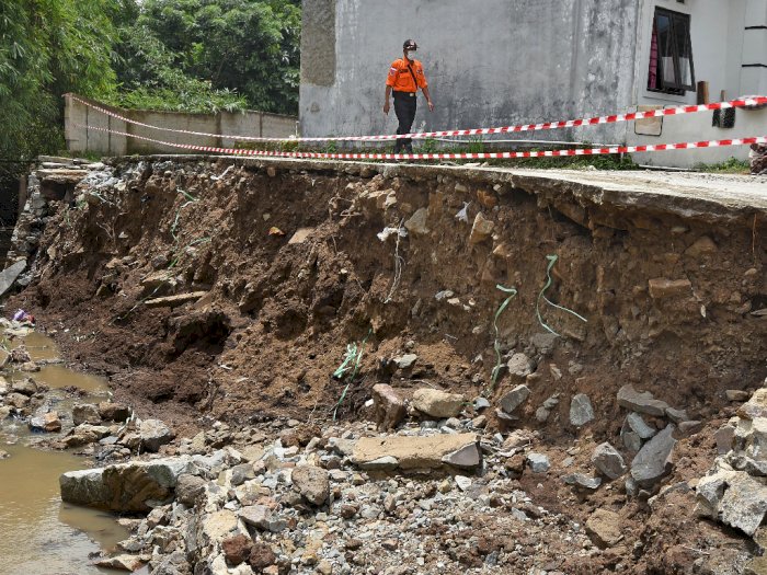 FOTO: Tanggul Jebol Akibat Banjir Bandang di Serang