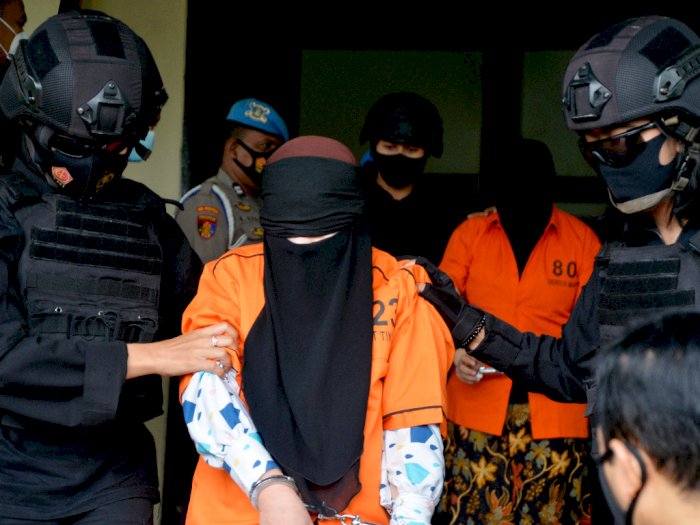 FOTO: Tersangka Teroris Jamaah Ansharut Daulah Diberangkatkan ke Jakarta