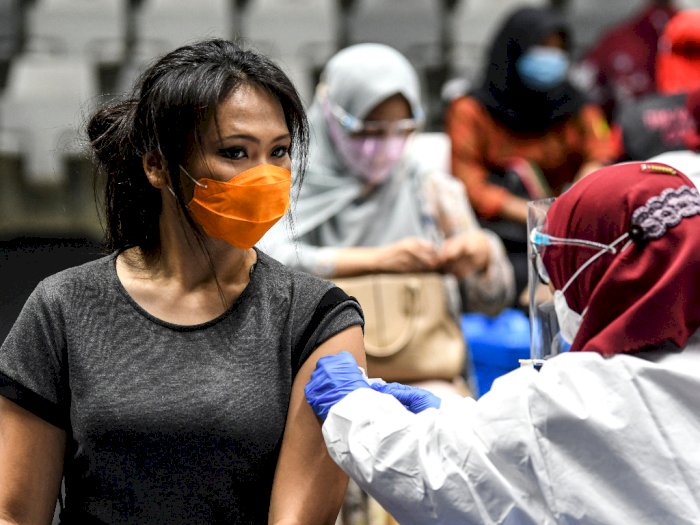 FOTO: Vaksinasi COVID-19 Massal Untuk Nakes di Jakarta