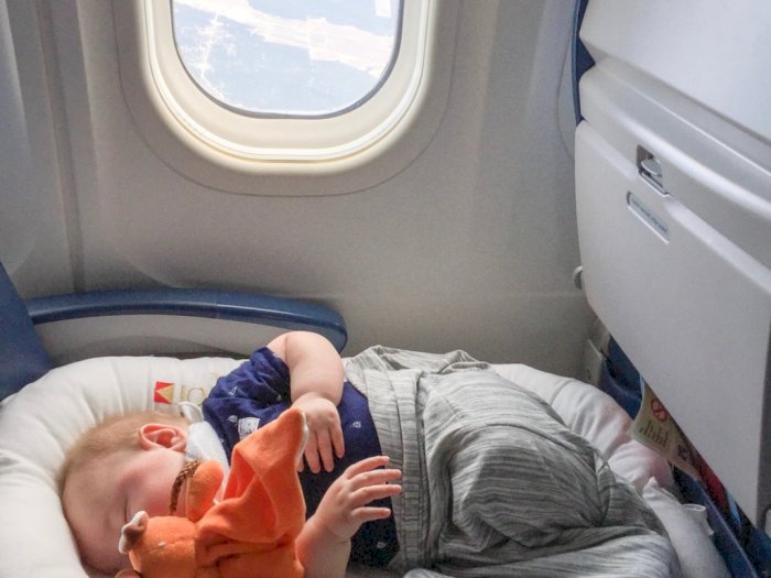 Ketika Bayi Lahir di Pesawat, Bagaimana Status Kewarganegaraannya?
