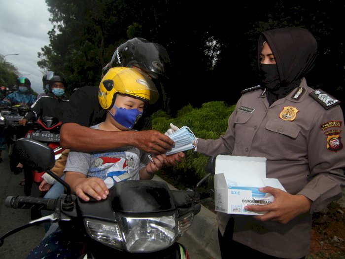 FOTO: Bagi-bagi Masker Untuk Pengendara di Pontianak