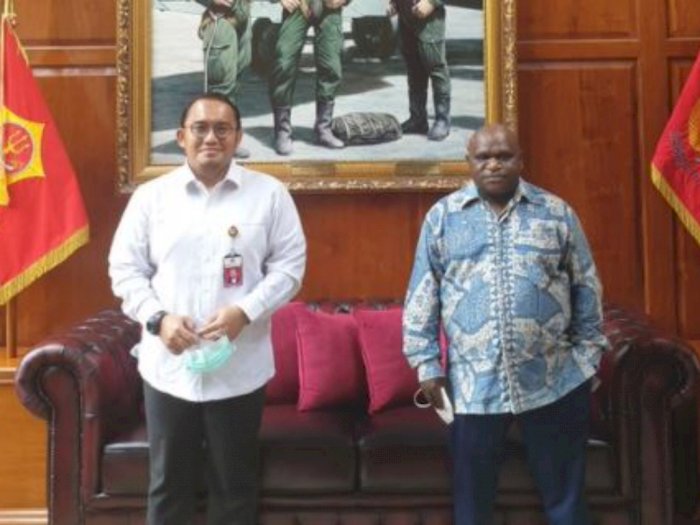 Jubir Prabowo Foto Bersama Natalius Pigai, 'Kritik Adalah Dialektika, Bukan Saling Hina'