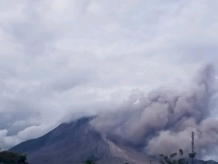 Guguran Abu Gunung Sinabung di Karo Teramati Sejauh 1.500 Meter