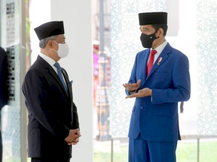 Joko Widodo Posting Foto Salat Jumat  Bersama PM Malaysia di Masjid Kompleks Istana
