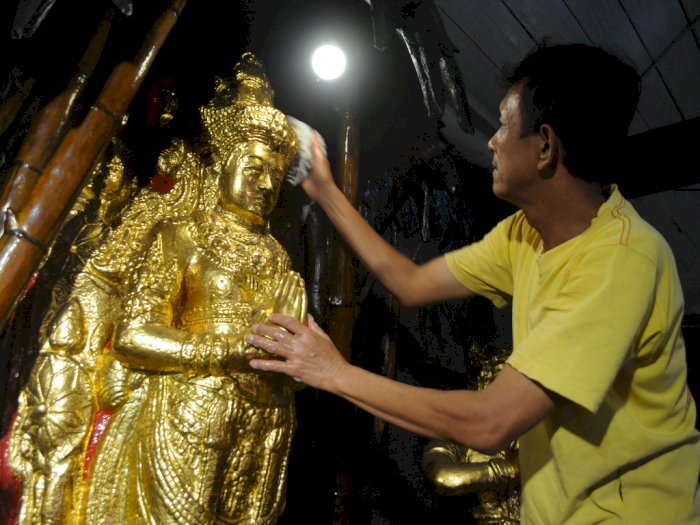 FOTO: Ritual Cuci Patung Dewa Menjelang Perayaan Imlek