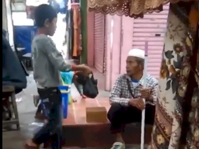 Video Bocah Penjual Gorengan di Bukit Tinggi Beri Gratis Dagangan kepada Kakek Bertongkat