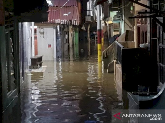Ratusan Rumah di Kampung Melayu Terendam Banjir 1,5 Meter, Warga Bertahan di Lantai Dua
