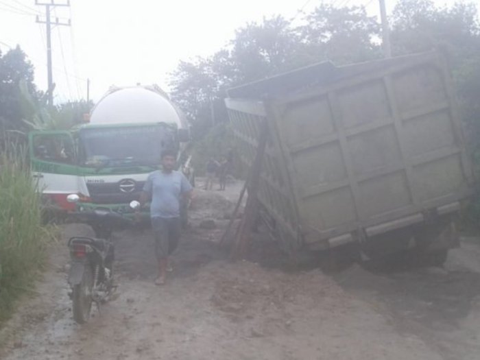 Jalan Rusak di Batukuning, Dinas PUTR Sumsel: Tidak Ada Anggaran untuk Perbaikan Jalan 