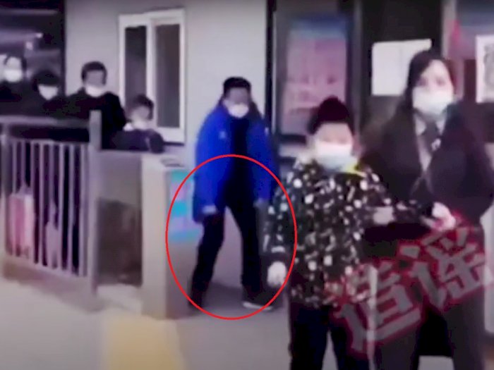 Beredar Video Orang Berjalan Seperti Penguin Setelah Swab Anal, Pejabat Tiongkok: Hoaks