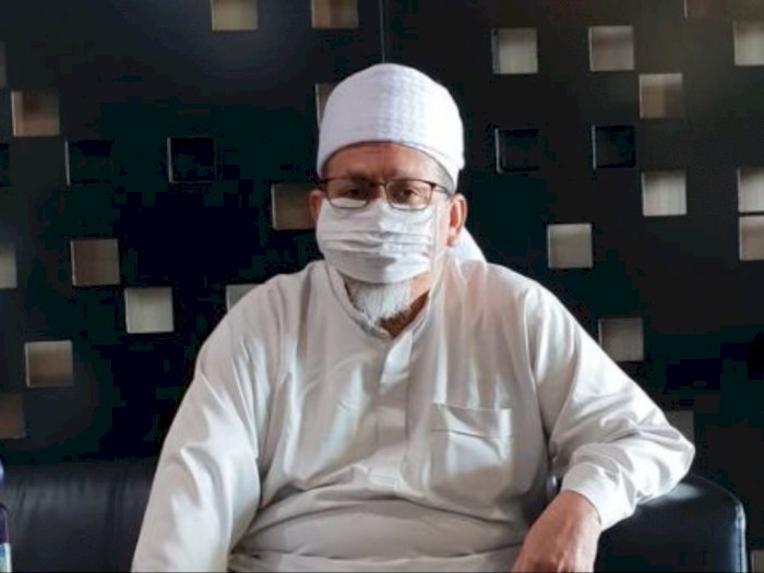 Gaya Tengku Zulkarnain Menunggu Diperiksa Sebagai Saksi Kasus 'Islam Arogan' Abu Janda