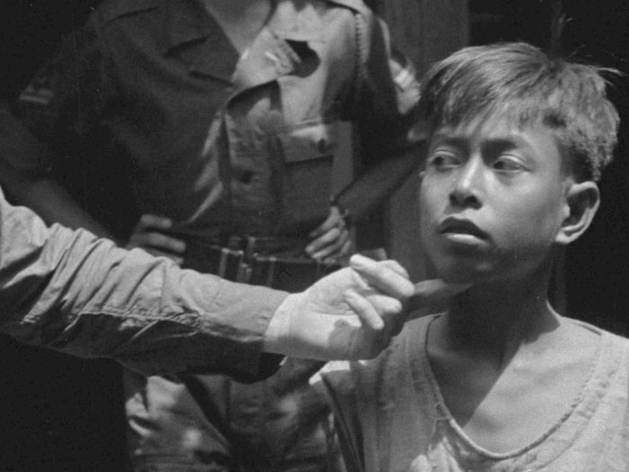 Viral Foto Anak Kecil Ditangkap Tentara Belanda Tahun 1947, Netizen: Tampan & Bernyali