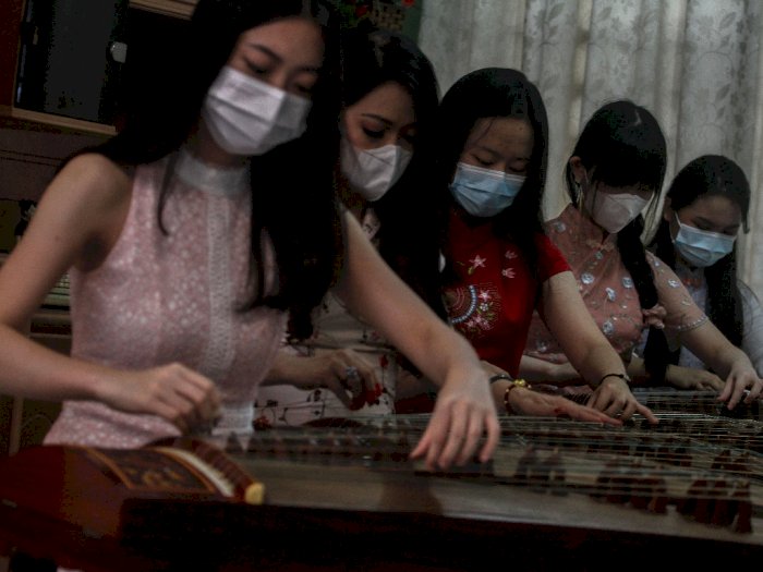 FOTO: Wanita Tionghoa di Medan Berlatih Main Musik Kecapi China Untuk Perayaan Imlek