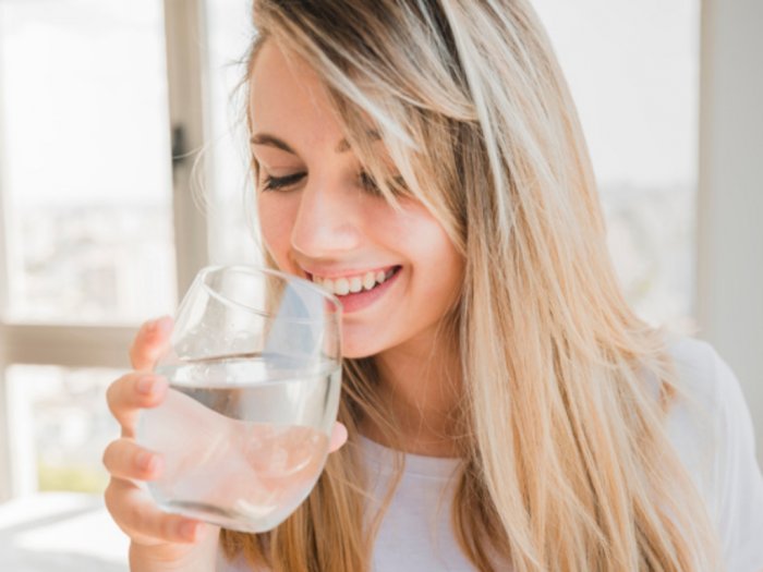 Ketahui Manfaat Minum Air Putih Hangat Buat Kesehatan Kulit