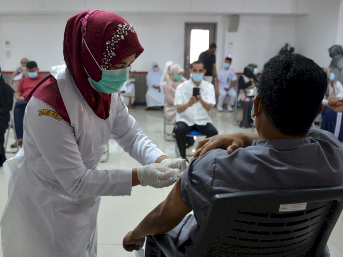 Sambut Baik Vaksinasi Covid-19 untuk Lansia, DPR: Agar Kuat dan Terhindar Virus 